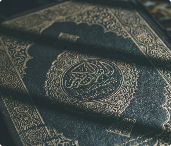Det er et bilde av et Koran-omslag